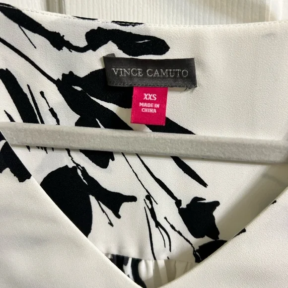 Vince Camuto Flutter Sleeve Floral Whispers V-Neck Tunic-Size XXS - Picture 4 of 5